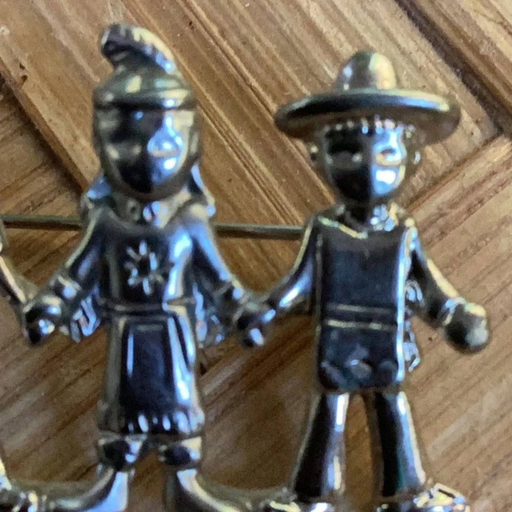 Vintage‎ Premier Silver Children Of The World Holding Hands Peace Love Unity Pin
